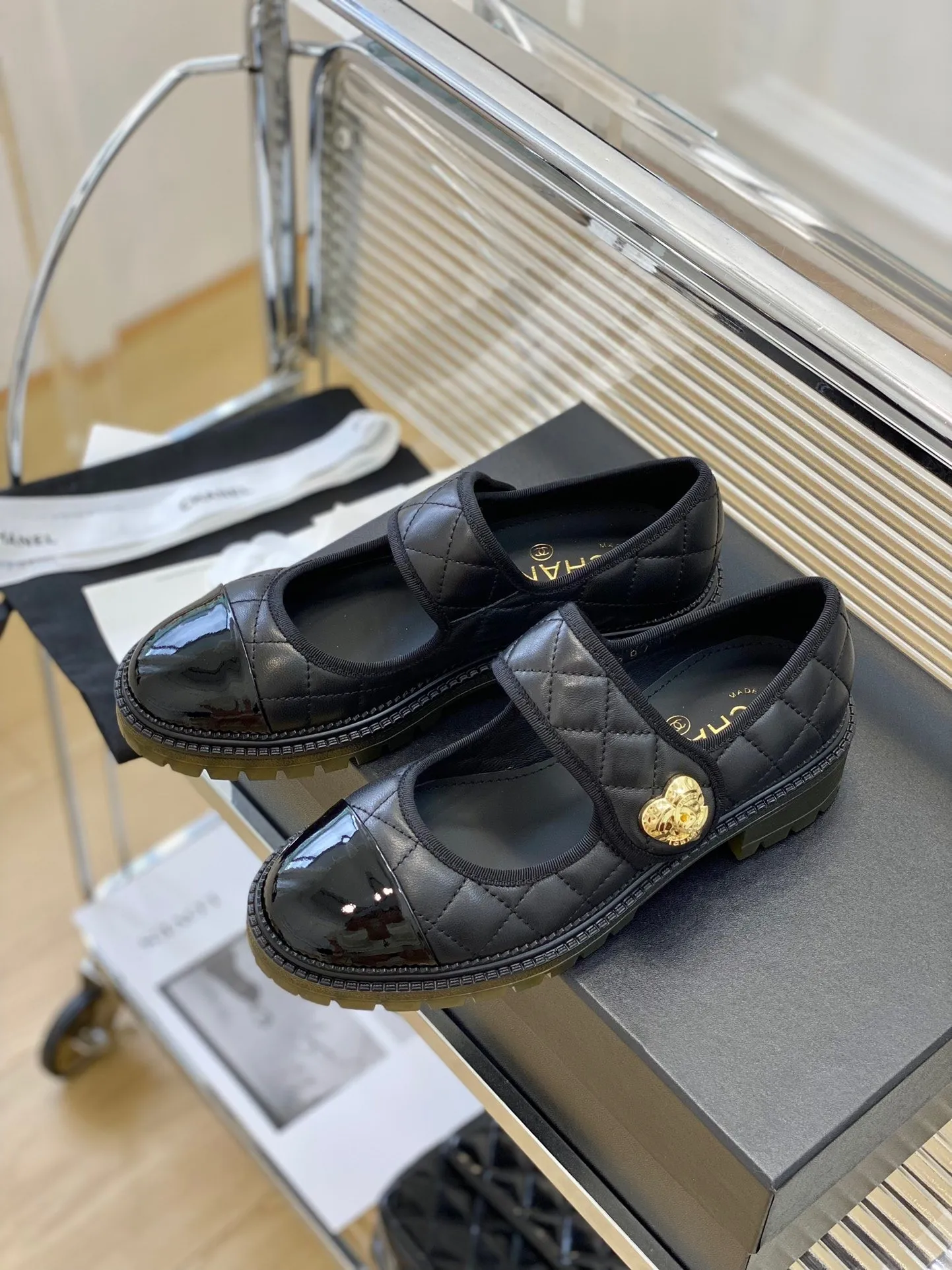 👟👟Ex-factory price 520👟👟Chanel 24👟👟Ex-factory price new classic rhombus love double C school bag buckle Mary Jane single shoe series I fell in love with it at first sight, no exaggeration~ This is probably the charm of Xiaoxiang. She always understands girls. Although she looks cold, she has a unique feeling when paired with black stockings. It is the latest model this year🤩🤩🤩 I’ve already started arranging it before I even got to the counter~ I know you’ll like it. It looks really good on the feet. The rounded last last is not picky at all for foot shape. It also looks slim when worn on fat feet. The lambskin and patent leather are very visually impactful. The lining is made of sheepskin. It’s super soft and comfortable~ Italian A-grade dyed genuine leather outsole➕electroplated heel. Heel height: 5cmcm. Size: 35-39 (40/41 customized)